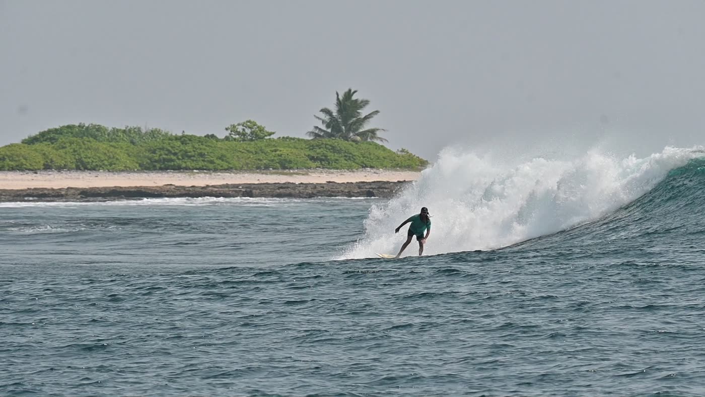 גולש על גל באיי אנדמן